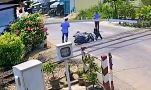 Chạy xe máy vượt đèn đỏ qua đường sắt, người đàn ông tông gãy thanh chắn