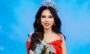 Cô bé mồ côi cả cha mẹ năm 3 tuổi Nguyễn Khuê Thu đăng quang Mrs Earth Vietnam 2026