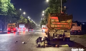 Xe ben va chạm xe máy trong cơn mưa ở Hà Nội, 2 người chết