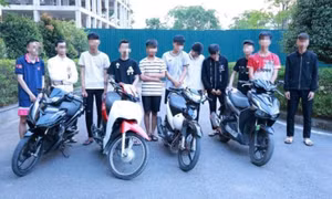 Nhóm đối tượng lái xe mang theo hung khí rượt đuổi nhau trên phố