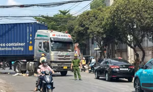 Xe container ôm cua cuốn người phụ nữ đi xe đạp vào gầm
