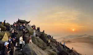 Chùa Đồng Yên Tử trong ánh bình minh 