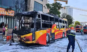 Cháy xe khách giữa trung tâm Nha Trang, cột khói đen bốc cao nghi ngút