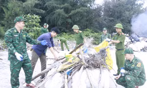 Phường Móng Cái 1 ra quân vệ sinh môi trường, làm sạch biển Trà Cổ