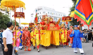 Rộn ràng Lễ hội Đền Đức Ông