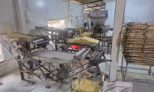 Khởi tố 2 vợ chồng trộn trực tiếp hàn the, thủy tinh lỏng vào mì tươi để bán
