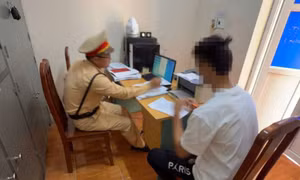 Công an Phú Thọ xử lý nhiều thanh niên đi xe máy bốc đầu, lạng lách
