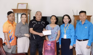 Công ty Cảng Quảng Ninh thăm, tặng quà công nhân lao động có hoàn cảnh khó khăn