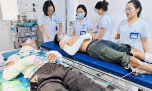 Dùng bình gas làm thịt chó, hai người bỏng nặng