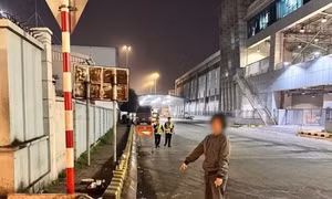 Hà Nội: Khởi tố người bán hàng rong gây rối tại sân bay Nội Bài