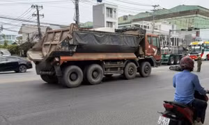 Tai nạn giữa xe ben và xe máy ở TPHCM khiến cô gái tử vong