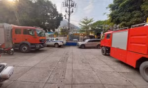 Khởi tố tài xế cầm hồ sơ vi phạm giao thông rồi 'cố thủ' trong xe Mercedes