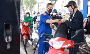 Giá xăng RON95-III giảm từ 15h chiều nay