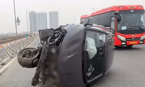 Ôtô lao vào rào chắn trên cầu Nhật Tân, nghi do tài xế buồn ngủ
