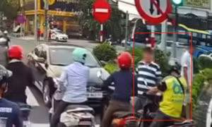 Ôtô dừng ngược chiều, tài xế xe máy bị hành hung