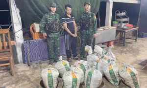 Bắt quả tang người chở thuốc nổ, khám xét phát hiện thêm gần 400kg thuốc nổ giấu ở quán ăn
