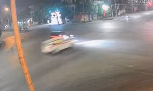 Xe cứu thương và xe bán tải va chạm giữa ngã tư ở Phú Thọ