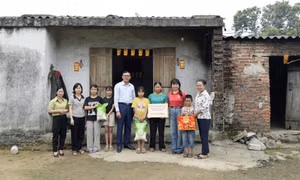 Trao hỗ trợ xây dựng nhà ở và tặng quà cho người khuyết tật, trẻ mồ côi