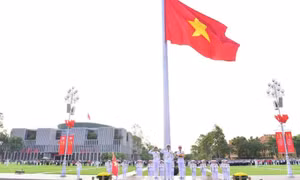 Thiêng liêng, xúc động Lễ chào cờ trong ngày kỷ niệm 51 năm non sông liền một dải