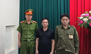Cướp xong thấy hối hận nên nhờ tài xế xe ôm trả lại điện thoại cho cô gái
