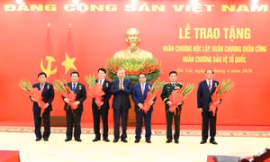 Trao huân chương cao quý tặng các đồng chí lãnh đạo Đảng, Nhà nước, cán bộ cấp cao
