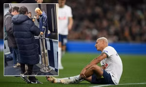 Richarlison chống nạng rời sân, CĐV Brazil đứng ngồi không yên
