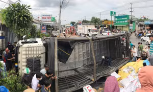 Né xe máy, ôtô tải lật đè chết người phụ nữ
