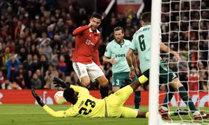 Man Utd thắng ở phút bù