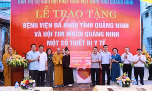 Trao tặng thiết bị y tế phục vụ khám chữa bệnh