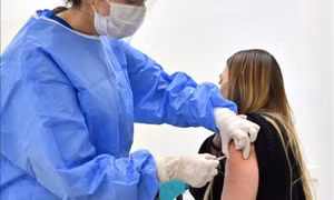 Italy chấm dứt lệnh cấm nhân viên y tế không tiêm vaccine ngừa COVID-19