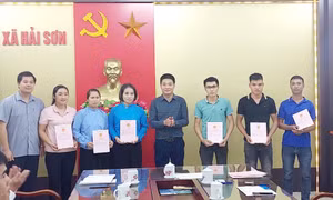 Móng Cái: Trao giấy chứng nhận quyền sử dụng đất cho người dân xã Hải Sơn