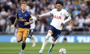 Newcastle vào top 4 Ngoại hạng Anh