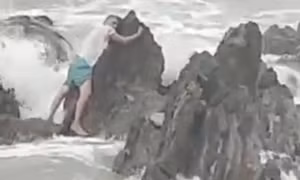 Mải chụp ảnh, du khách bị sóng biển quật ngã, cuốn trôi