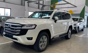 Toyota Land Cruiser điều chỉnh giá lần hai, tiếp tục tăng 96 triệu đồng