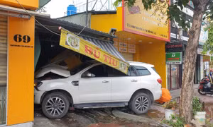 Ô tô vừa rời khách sạn thì lao vào nhà dân, tông sập tường