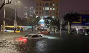 Hàng loạt tỉnh, thành phố miền Trung cho học sinh nghỉ vì mưa lũ