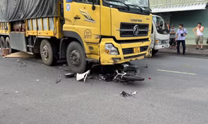 Xe máy nát vụn dưới gầm xe tải, người phụ nữ tử vong tại chỗ