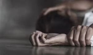 Ngủ nhờ nhà hàng xóm, bé gái 12 tuổi bị xâm hại nhiều lần