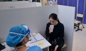 Trung Quốc: Thượng Hải triển khai vaccine COVID-19 dạng hít qua miệng
