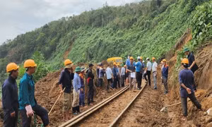 Tàu khách Bắc - Nam chạy lại sau khi gián đoạn vì mưa lũ