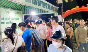 Phiên chợ đưa hàng Việt về Cô Tô 