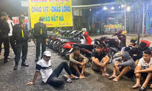 'Quái xế' xịt hơi cay chống trả cảnh sát