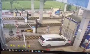 'Núp' xe lớn trốn trạm thu phí: Lợi bất cập hại từ cú đâm 'ô tô nát đầu'