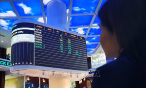 VN-Index giảm xuống gần mốc 1.100 điểm trong phiên giao dịch đầu tiên của tháng 10