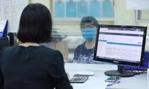 Cán bộ cấp xã khi bị đình chỉ công tác có được hưởng lương không?