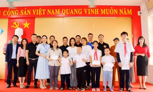 Tặng quà cho trẻ em có hoàn cảnh khó khăn ở phường Tuần Châu 