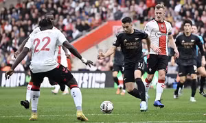 Arsenal đứt mạch tám trận thắng