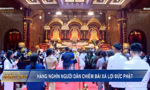 Hàng nghìn người dân chiêm bái xá lợi Đức Phật