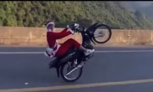 Khởi tố "ông già Noel" bốc đầu xe máy trên cao tốc