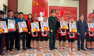 Tặng cờ Tổ quốc, ảnh Bác Hồ cho người dân khu vực biên giới